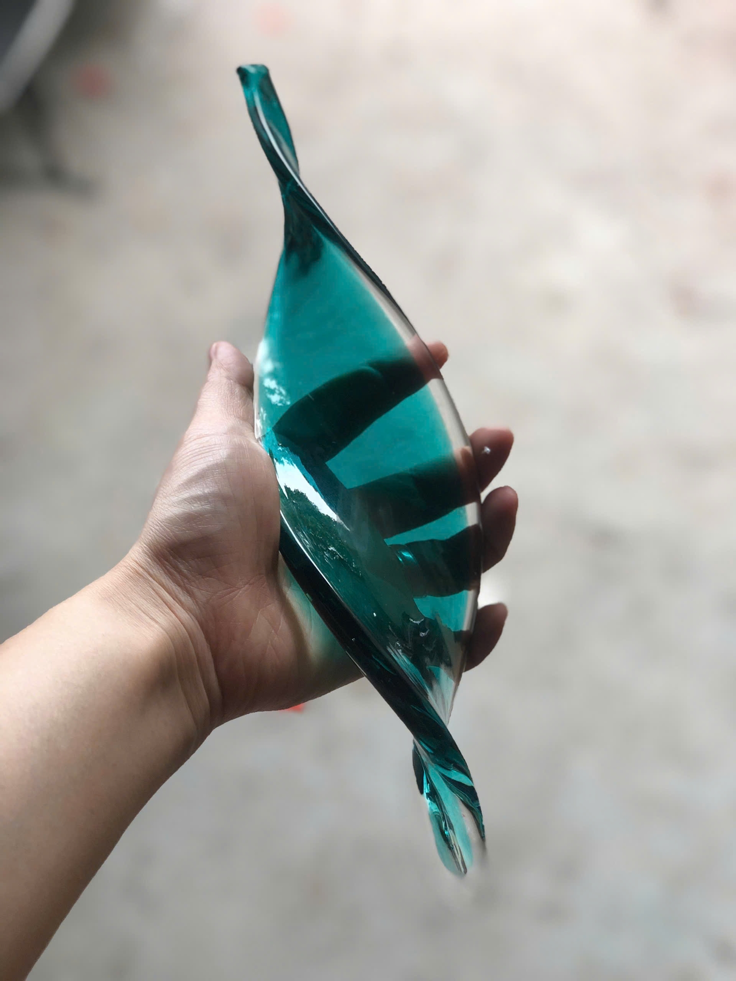 Bộ đèn chùm lá xoài xoắn gân PL025.2, gồm 260 lá xoài xoắn có gân màu trắng pha hổ phách, viền mạ vàng , không lắp COB . KT(mm): D1600 x H4000